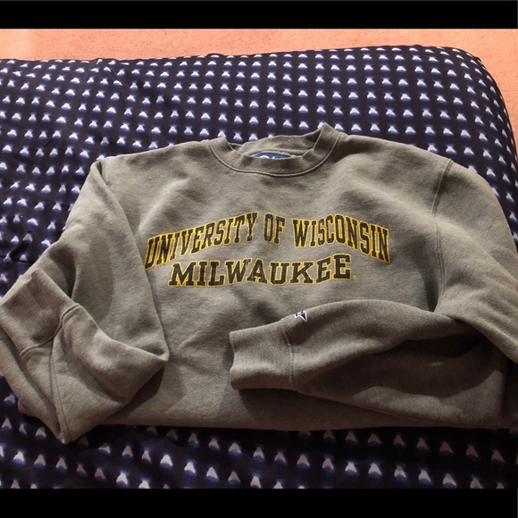 Tops - UWM Sweatshirt Size M